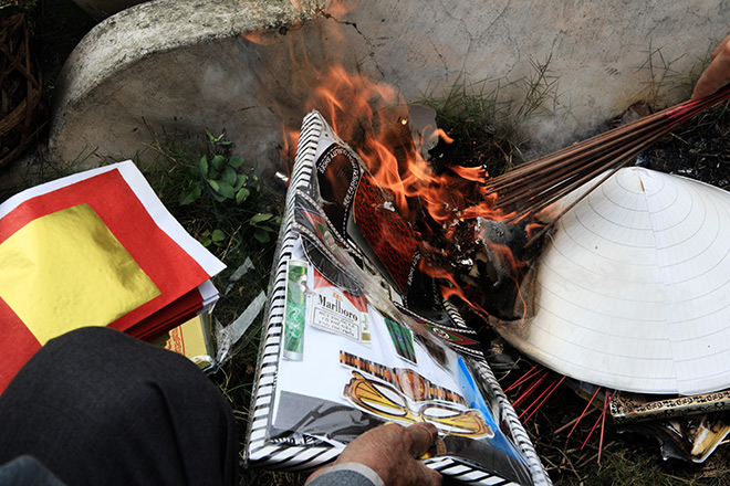 Đốt thẻ ATM, iPhone… cho tổ tiên dịp Tết thanh minh